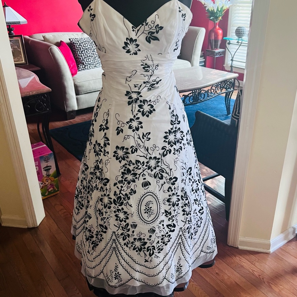 *Vintage Black and White Papell Boutique - Picture 15 of 16
